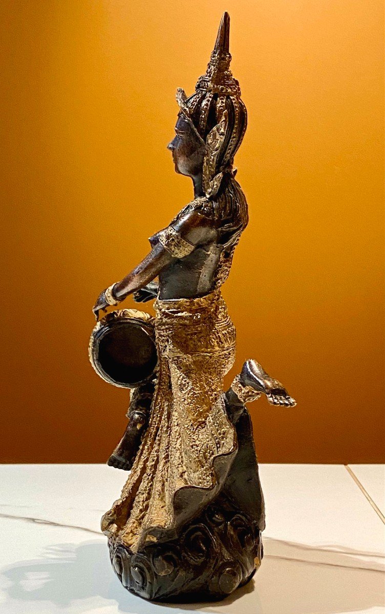 Thaïlande, Milieu Du XXème Siècle, Statue De Musicienne En Bronze à Patine Sombre Et Or. -photo-3