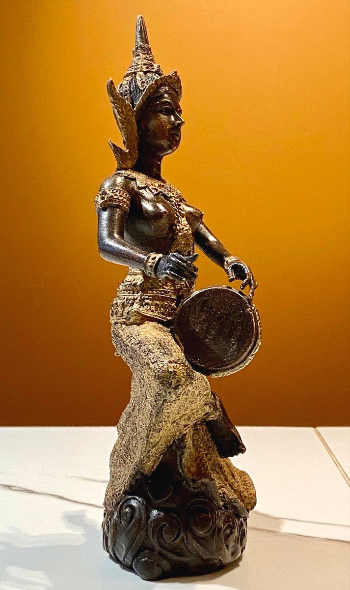 Thaïlande, Milieu Du XXème Siècle, Statue De Musicienne En Bronze à Patine Sombre Et Or. -photo-1