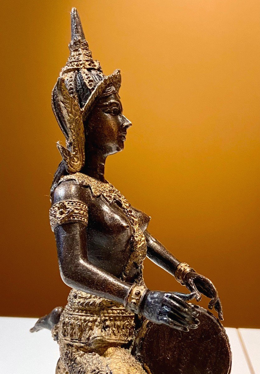 Thaïlande, Milieu Du XXème Siècle, Statue De Musicienne En Bronze à Patine Sombre Et Or. -photo-4