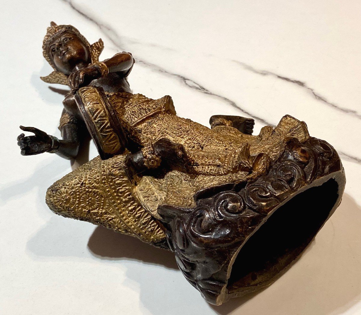 Thaïlande, Milieu Du XXème Siècle, Statue De Musicienne En Bronze à Patine Sombre Et Or. -photo-5