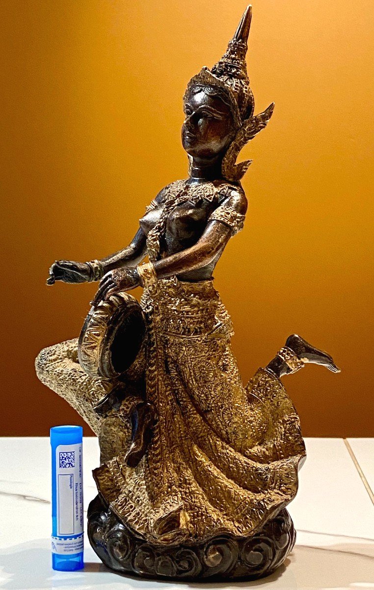 Thaïlande, Milieu Du XXème Siècle, Statue De Musicienne En Bronze à Patine Sombre Et Or. -photo-6