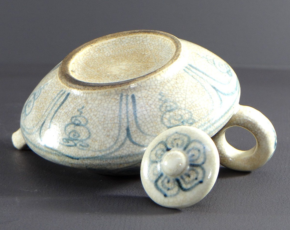 Vietnam, Mid-20th Century, Cracked Porcelain Teapot With Floral Decor In Blue.-photo-3