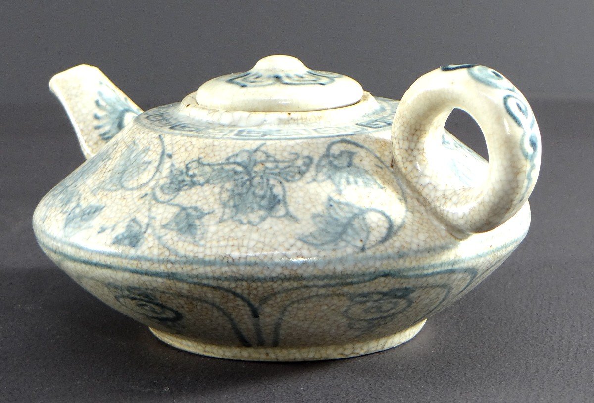 Vietnam, Mid-20th Century, Cracked Porcelain Teapot With Floral Decor In Blue.-photo-4