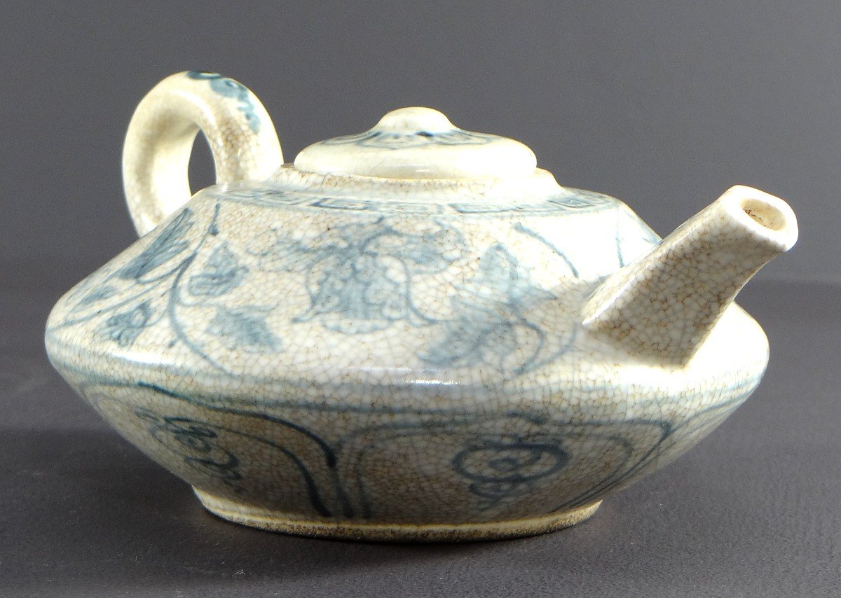 Vietnam, Mid-20th Century, Cracked Porcelain Teapot With Floral Decor In Blue.-photo-7
