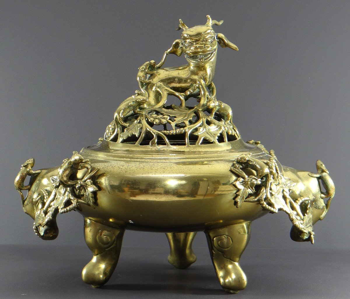 Chine, Fin Du XIXème-début Du XXème Siècle, Important Brûle-parfum En Bronze Orné d'Animaux. 
