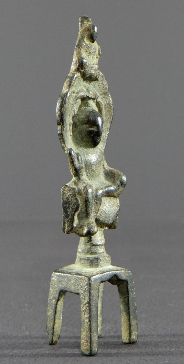 Chine , Dynastie Wei Du Nord (386-534), Rare Petit Autel En Bronze De Kwan Yin Repos Royal. -photo-2