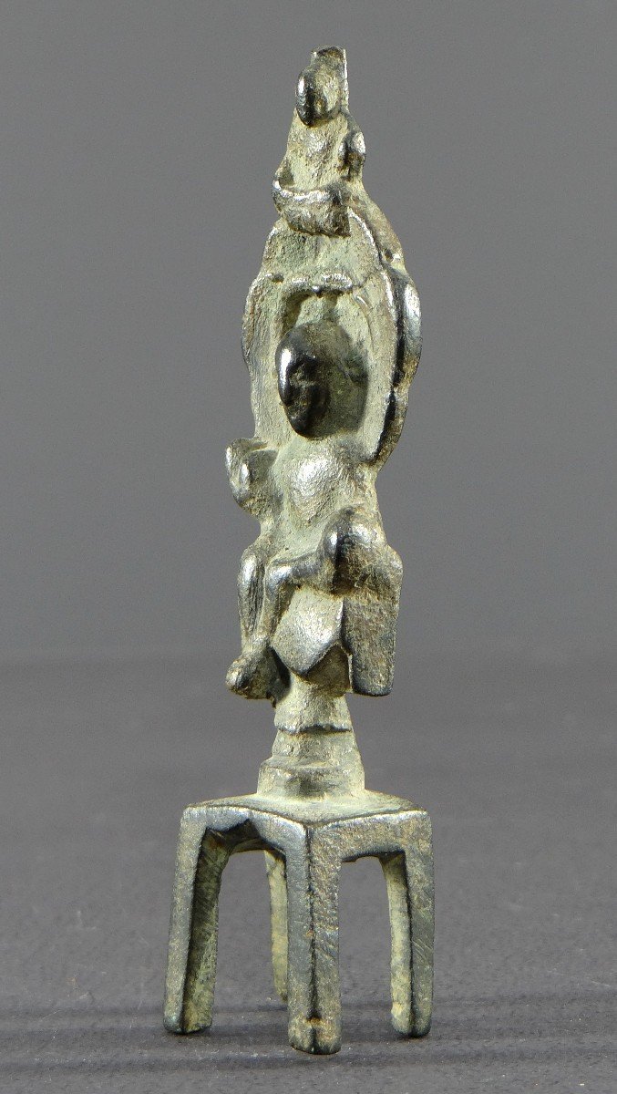 Chine , Dynastie Wei Du Nord (386-534), Rare Petit Autel En Bronze De Kwan Yin Repos Royal. -photo-3