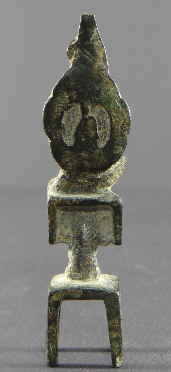 Chine , Dynastie Wei Du Nord (386-534), Rare Petit Autel En Bronze De Kwan Yin Repos Royal. -photo-4