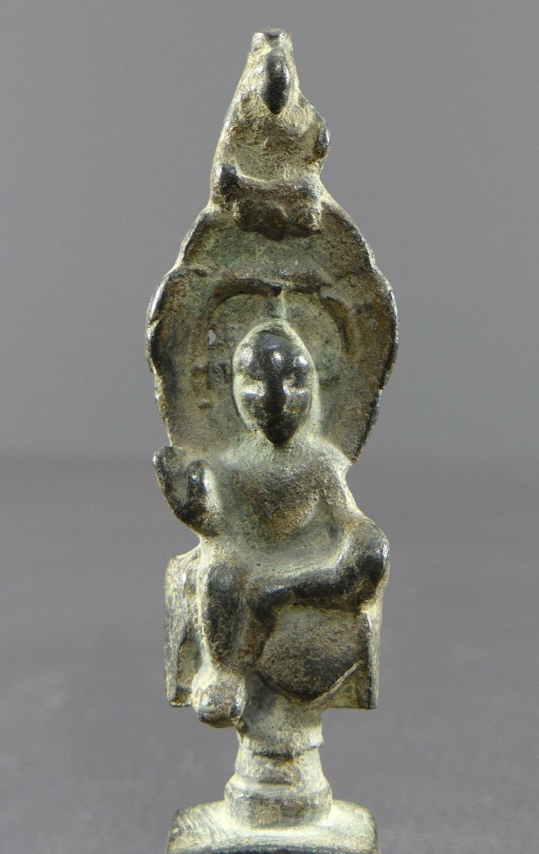 Chine , Dynastie Wei Du Nord (386-534), Rare Petit Autel En Bronze De Kwan Yin Repos Royal. -photo-1