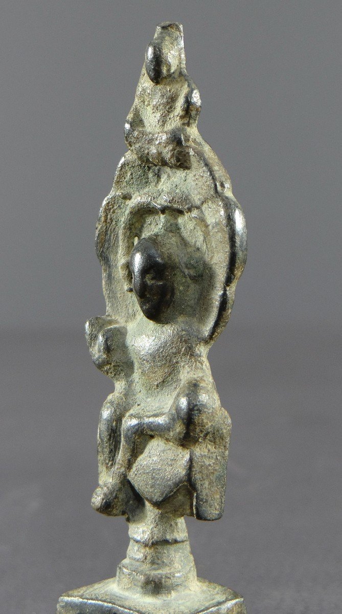 Chine , Dynastie Wei Du Nord (386-534), Rare Petit Autel En Bronze De Kwan Yin Repos Royal. -photo-3