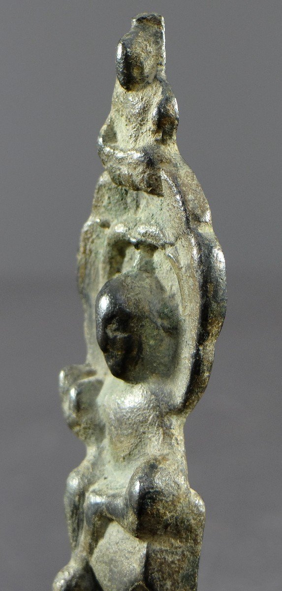 Chine , Dynastie Wei Du Nord (386-534), Rare Petit Autel En Bronze De Kwan Yin Repos Royal. -photo-6
