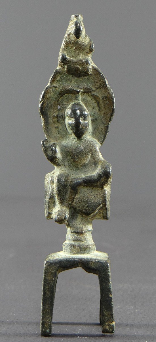 Chine , Dynastie Wei Du Nord (386-534), Rare Petit Autel En Bronze De Kwan Yin Repos Royal. 