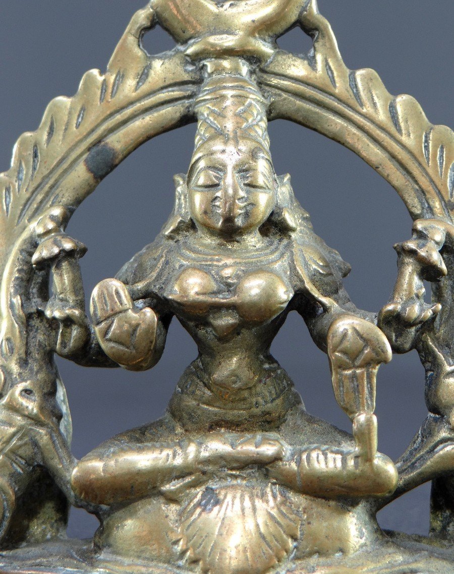 Inde, XIXème Siècle, Autel à Suspendre En Bronze Dédié à La Déesse Lakshmi Aux éléphants. 