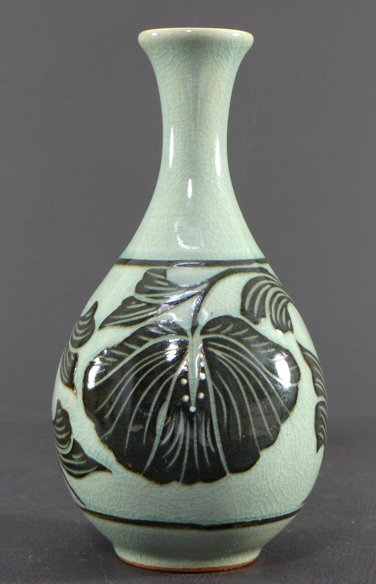 Corée, Milieu Du XXème Siècle, Vase En Porcelaine à Décor Végétal. 