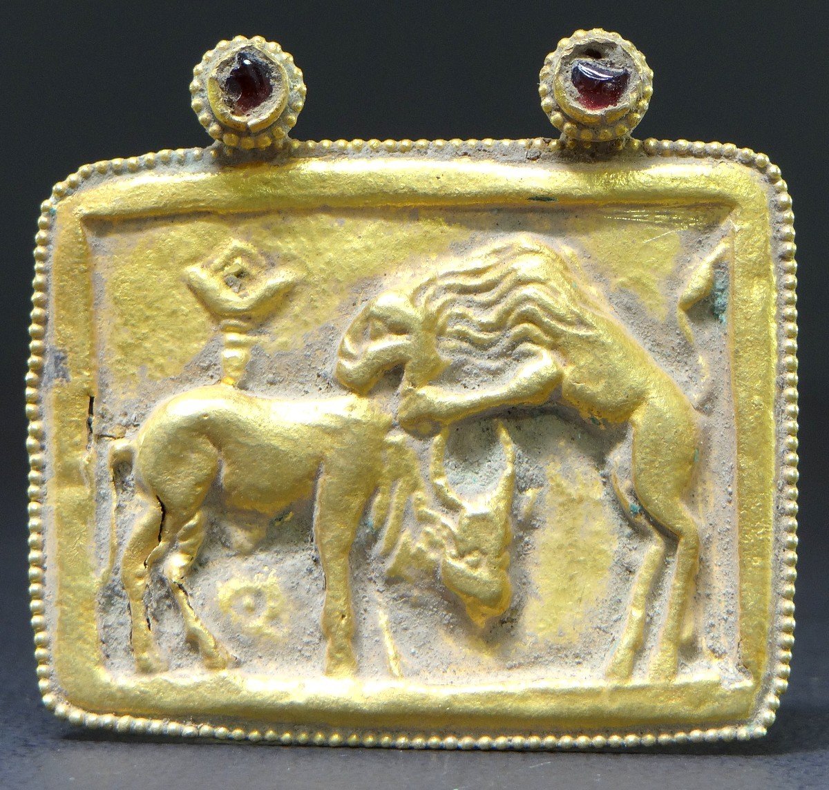 Art Gréco-bouddhique Du Gandhara, Ier Au IIIème Siècle De Notre ère, Pendentif En Or Repoussé.