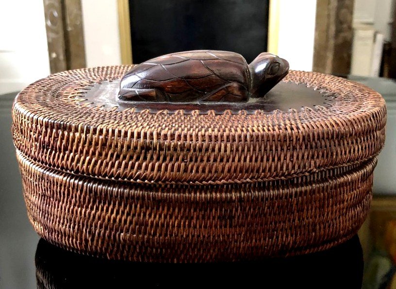 Indonésie, île De Lombok, Milieu Du XXème Siècle, Coffret En Vannerie. Décoré d'Une Tortue.-photo-2