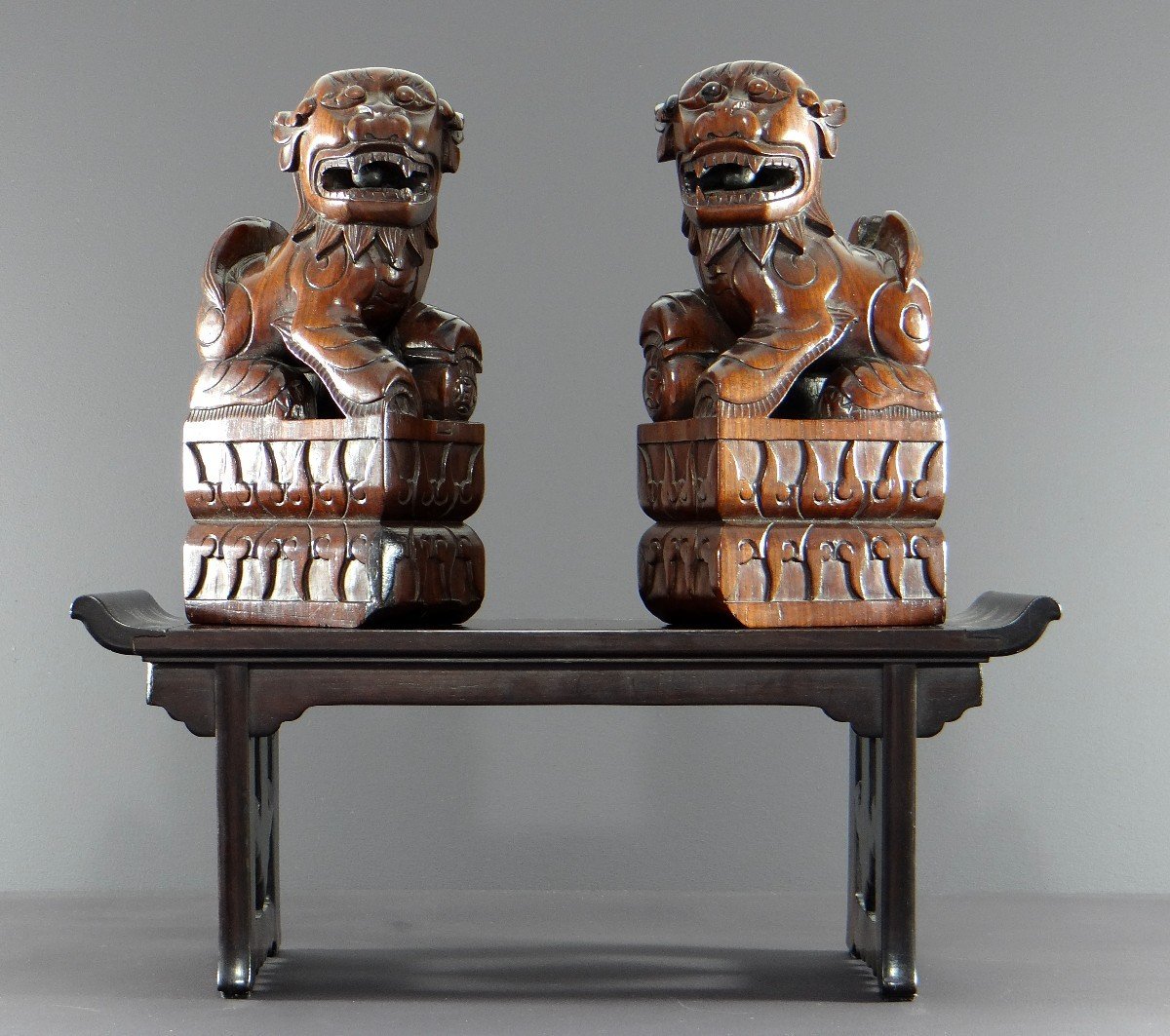 Chine, Début Du XXème Siècle, Paire De Chiens De Fo En Bois Sculpté Reposant Sur Une Console.-photo-3