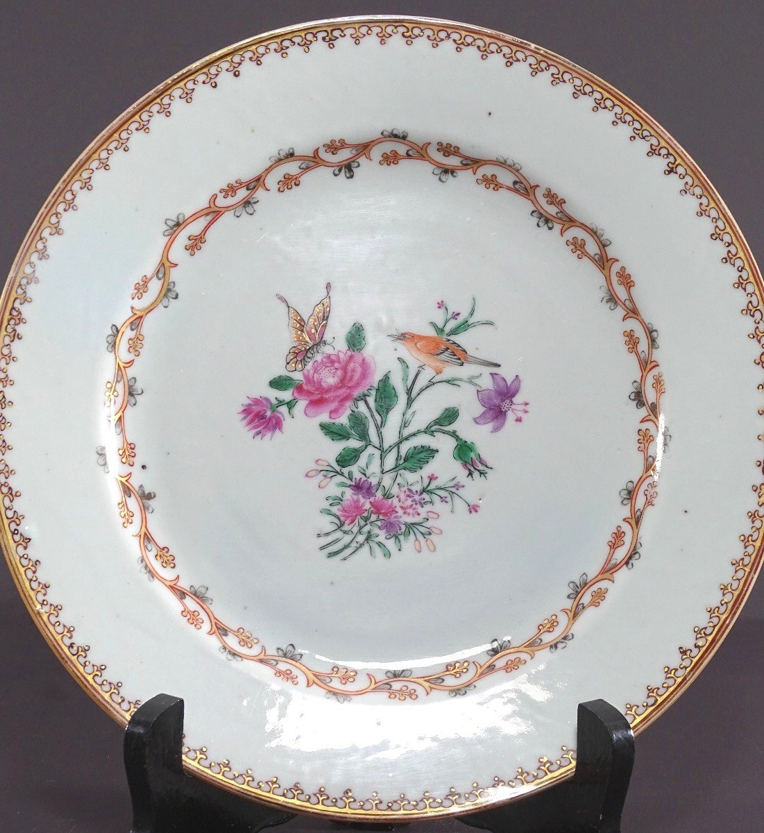Chine, XVIIIème Siècle, Assiette En Porcelaine De La Compagnie Des Indes Oiseau Et Papillon. 