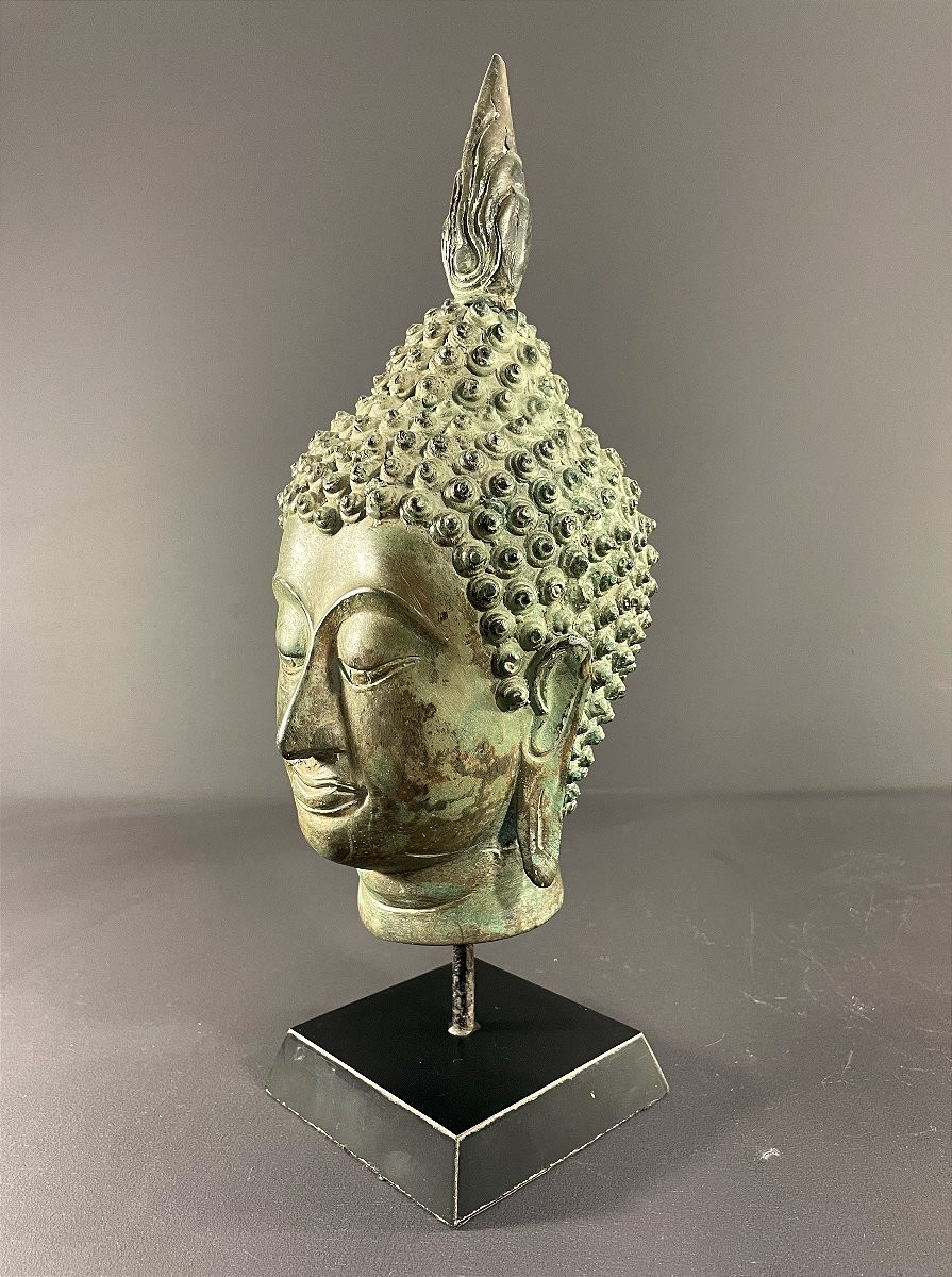 Thaïlande, Sukhothaï, Années 1950/1960,  Tête De Bouddha En Bronze Présentée Sur Un Socle.-photo-3
