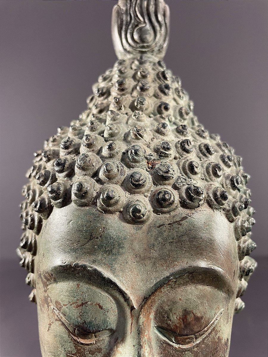 Thaïlande, Sukhothaï, Années 1950/1960,  Tête De Bouddha En Bronze Présentée Sur Un Socle.-photo-1