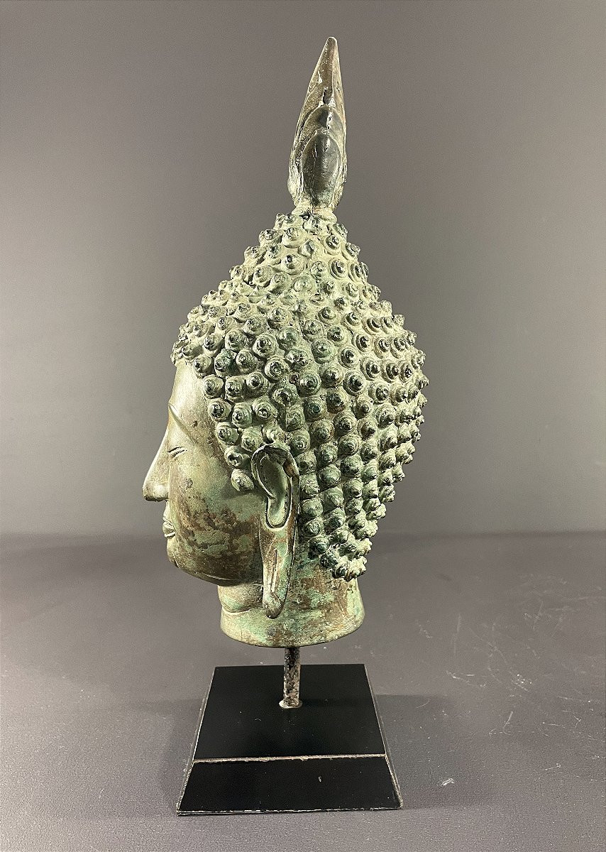 Thaïlande, Sukhothaï, Années 1950/1960,  Tête De Bouddha En Bronze Présentée Sur Un Socle.-photo-2