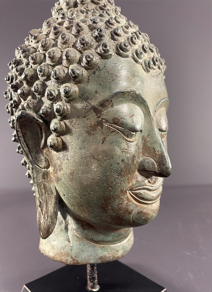 Thaïlande, Sukhothaï, Années 1950/1960,  Tête De Bouddha En Bronze Présentée Sur Un Socle.-photo-3