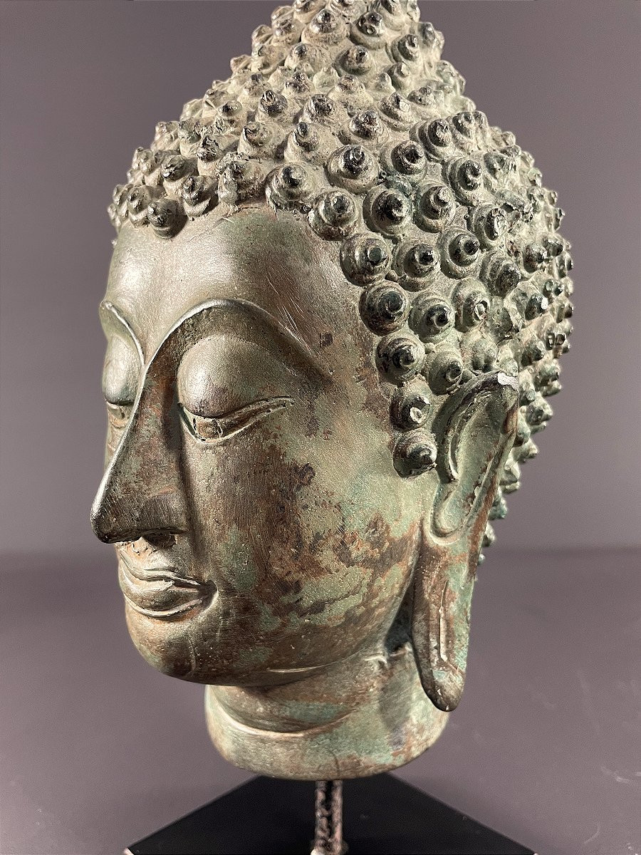 Thaïlande, Sukhothaï, Années 1950/1960,  Tête De Bouddha En Bronze Présentée Sur Un Socle.-photo-5