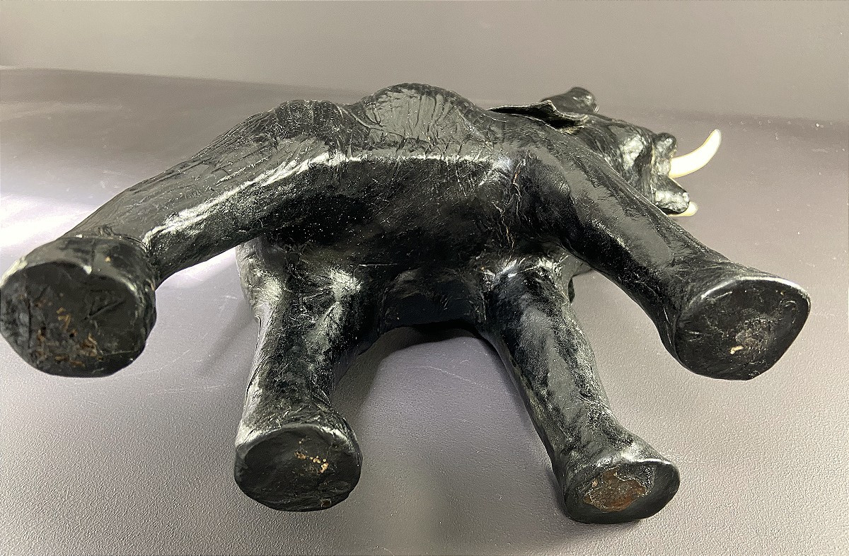 France, 1970, Ravissant éléphant En Cuir Noir.-photo-7