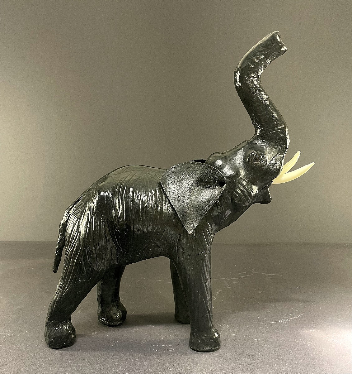 France, 1970, Ravissant éléphant En Cuir Noir.