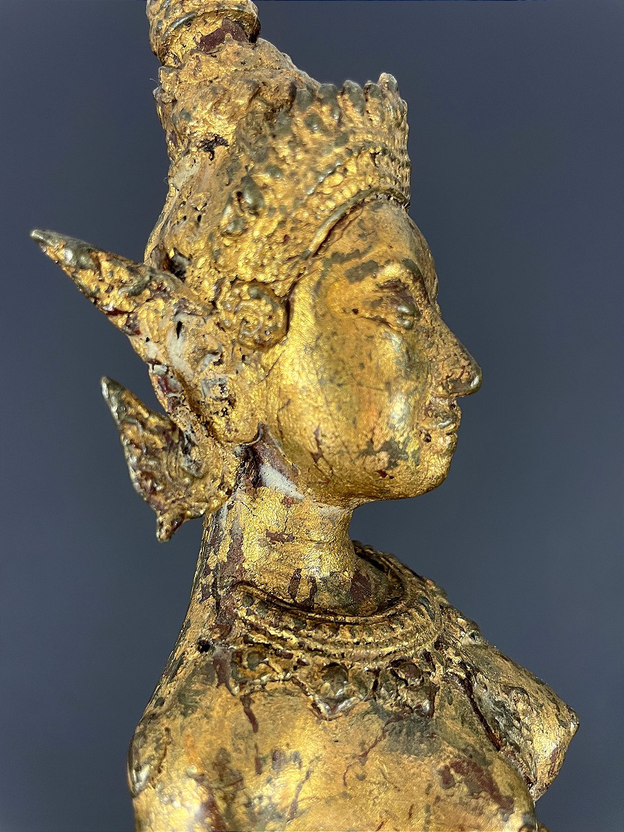 Cambodge, Art khmer, milieu du XXème siècle,  statue en bronze Apsara au mouvement traditionnel-photo-3