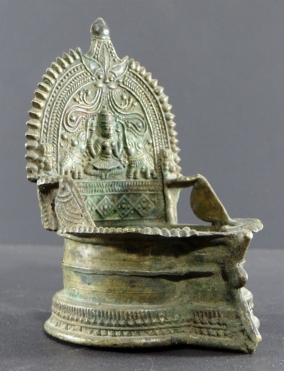 Inde, Début Du XIXème Siècle, Lampe à Huile En Bronze Décor Déesse Lakshmi Ointe Par éléphants.-photo-1