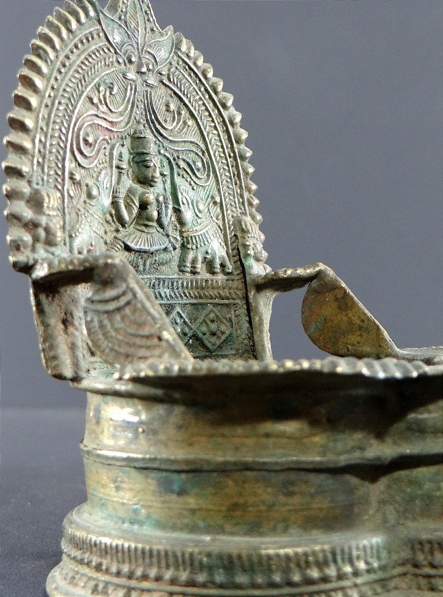 Inde, Début Du XIXème Siècle, Lampe à Huile En Bronze Décor Déesse Lakshmi Ointe Par éléphants.-photo-5