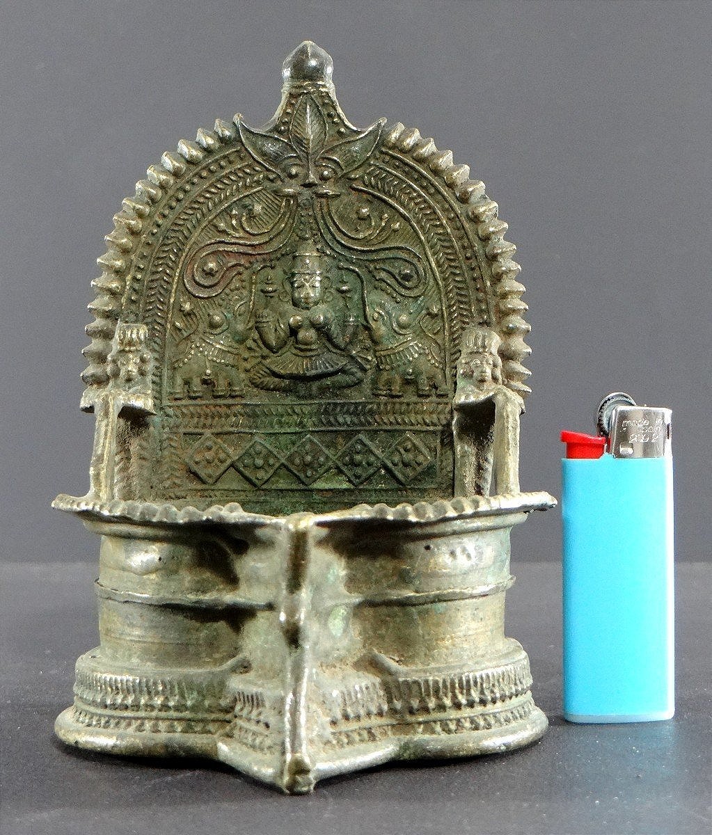 Inde, Début Du XIXème Siècle, Lampe à Huile En Bronze Décor Déesse Lakshmi Ointe Par éléphants.-photo-8