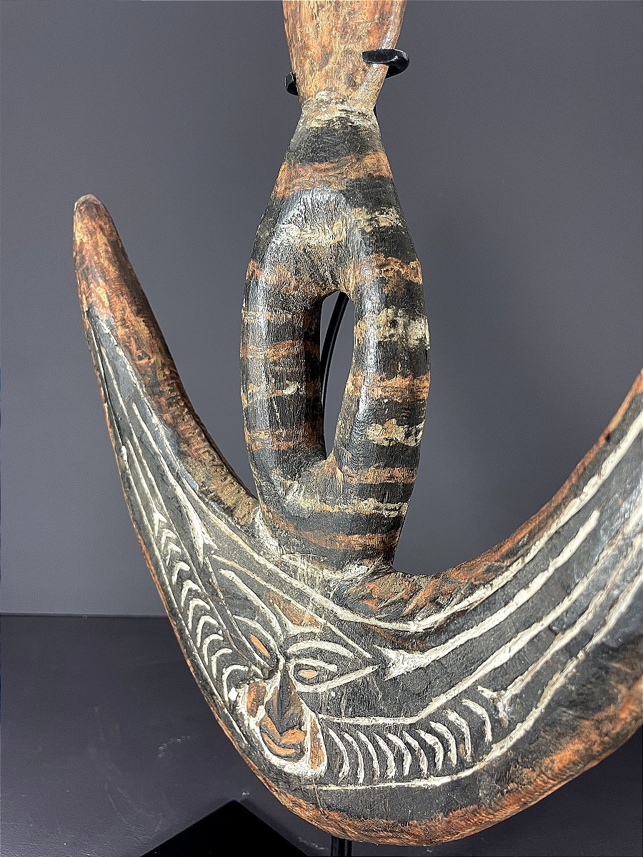 Papouasie-Nouvelle-Guinée, Milieu du XX ème siècle, Crochet à suspension en bois sculpté.-photo-2