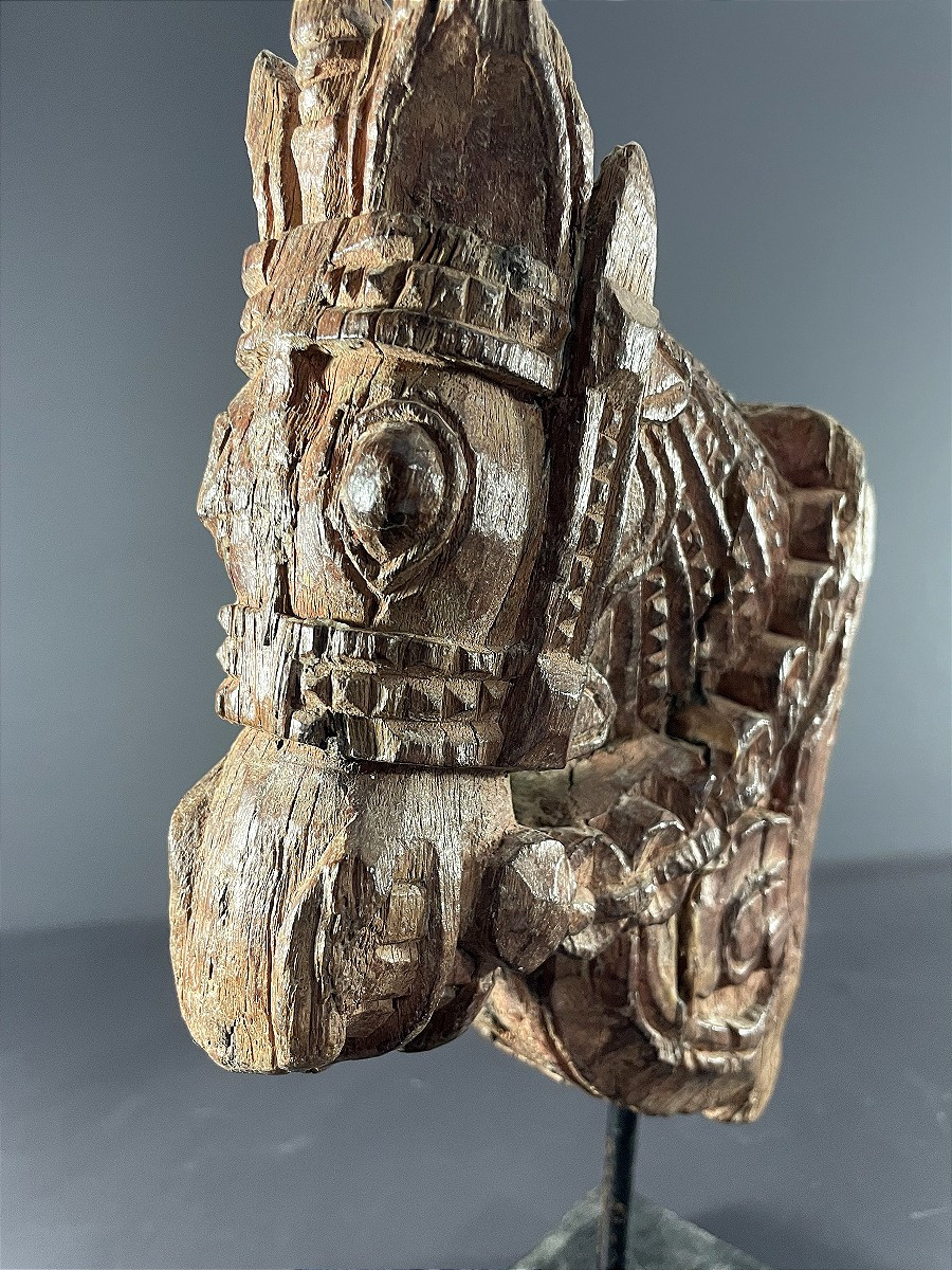 Inde, XIXème siècle, Sculpture votive en forme de tête de cheval harnaché.-photo-3