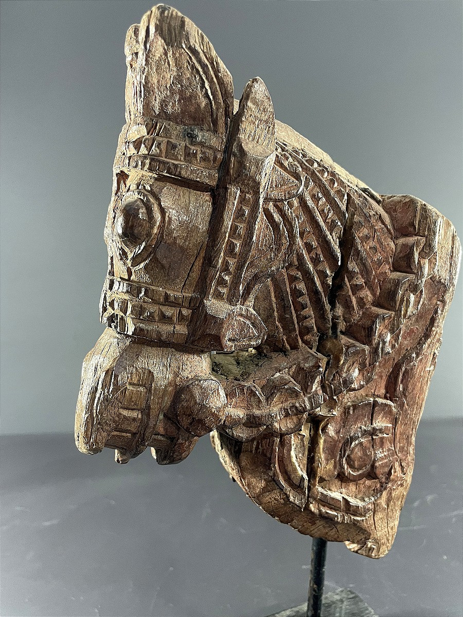 Inde, XIXème siècle, Sculpture votive en forme de tête de cheval harnaché.-photo-1