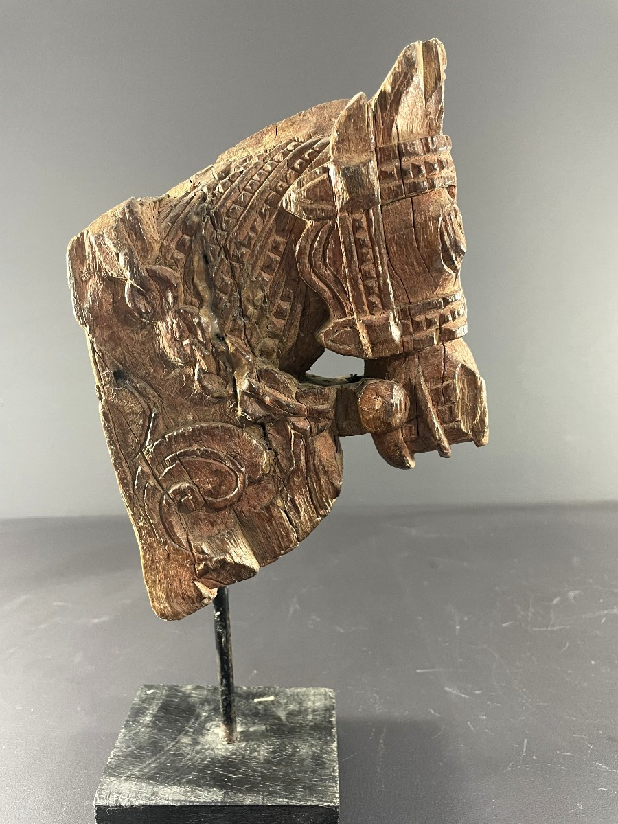 Inde, XIXème siècle, Sculpture votive en forme de tête de cheval harnaché.-photo-4