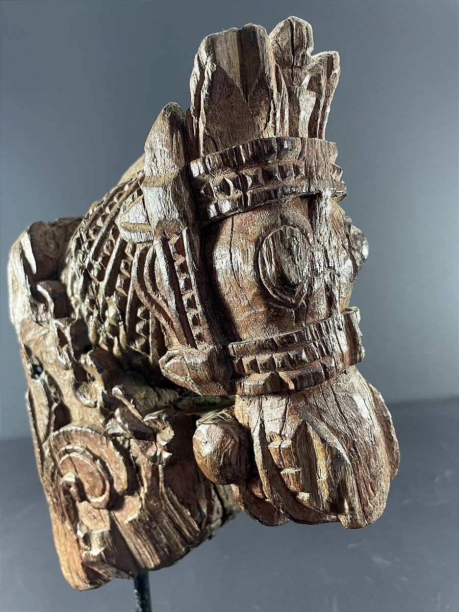 Inde, XIXème siècle, Sculpture votive en forme de tête de cheval harnaché.