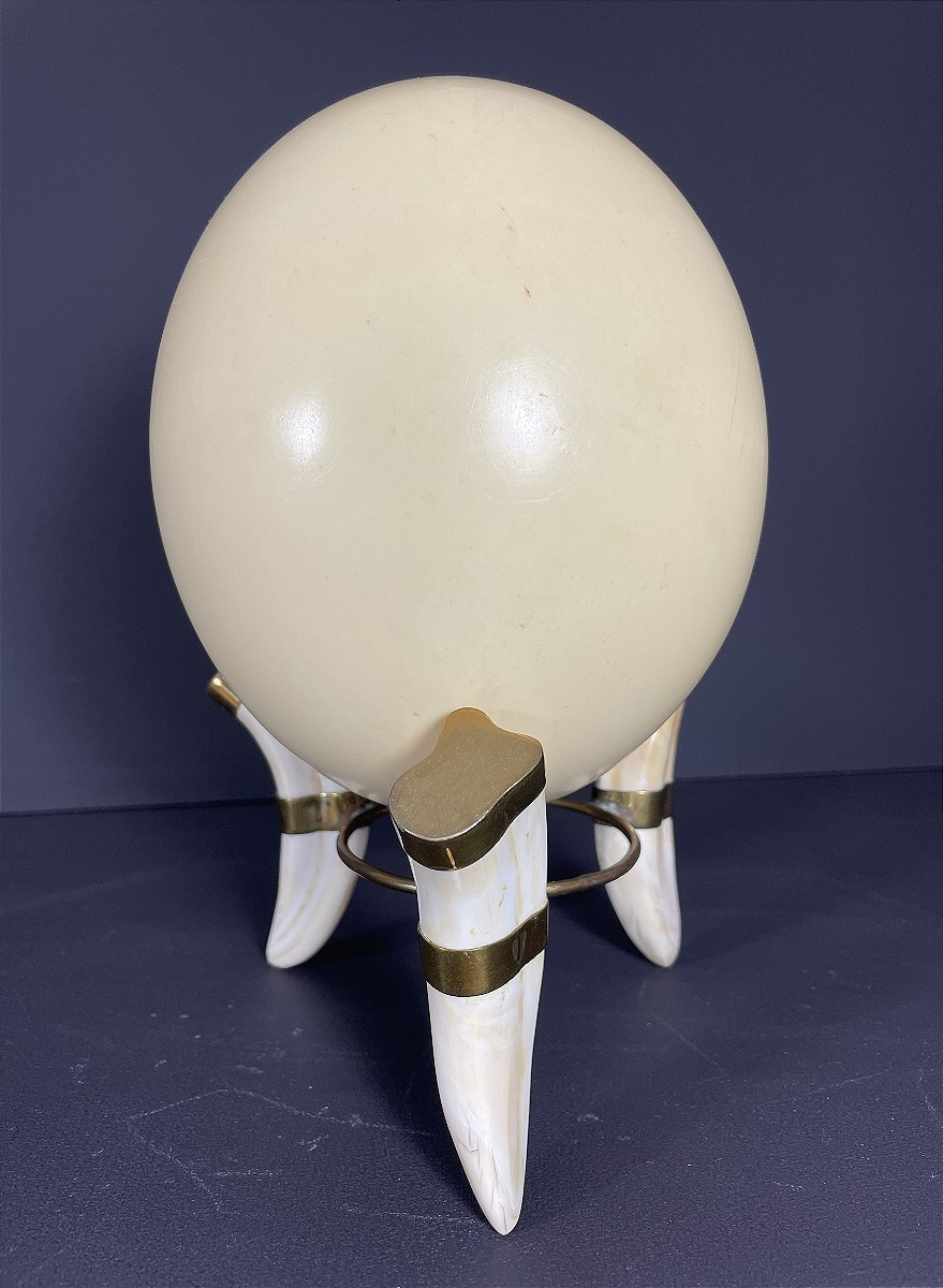 France, Oeuf d'autruche monté sur un pied tripode en corne et métal doré, 1970.-photo-2