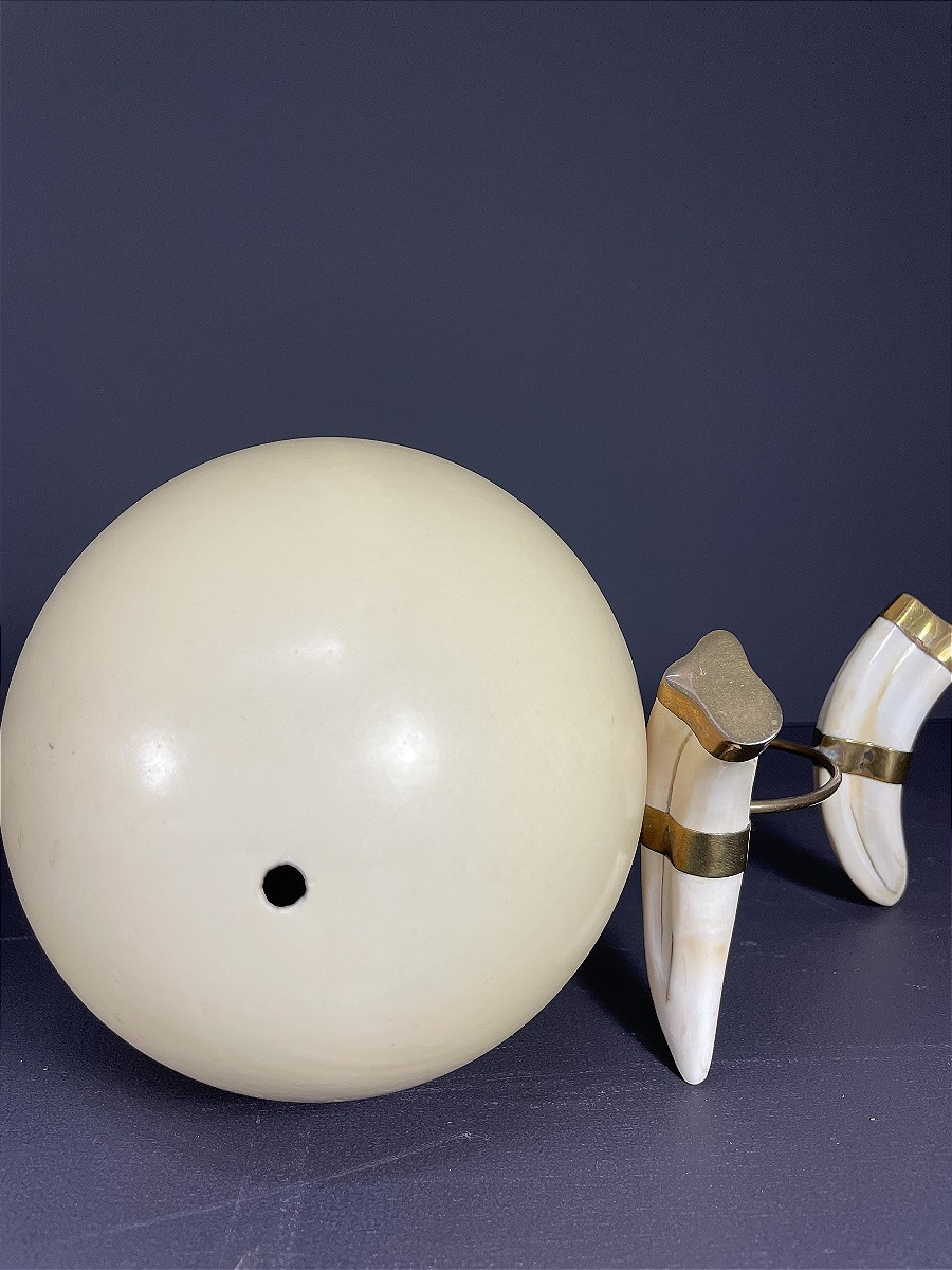 France, Oeuf d'autruche monté sur un pied tripode en corne et métal doré, 1970.-photo-3