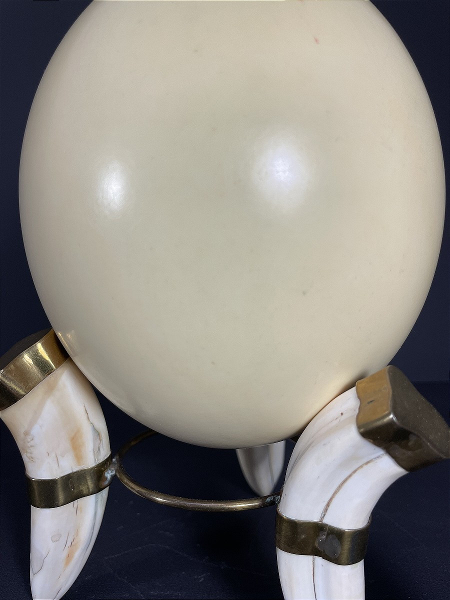 France, Oeuf d'autruche monté sur un pied tripode en corne et métal doré, 1970.-photo-4