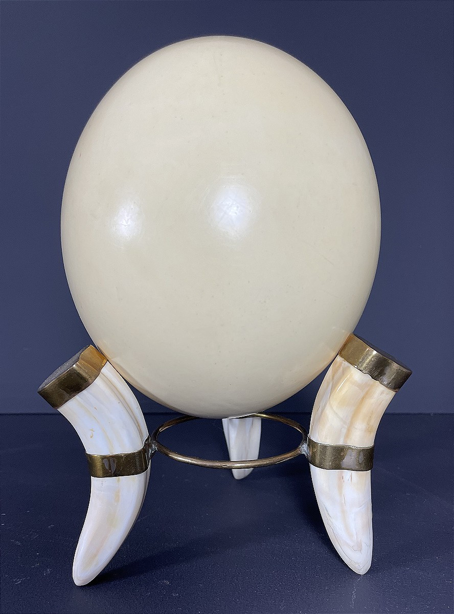 France, Oeuf d'autruche monté sur un pied tripode en corne et métal doré, 1970.-photo-1