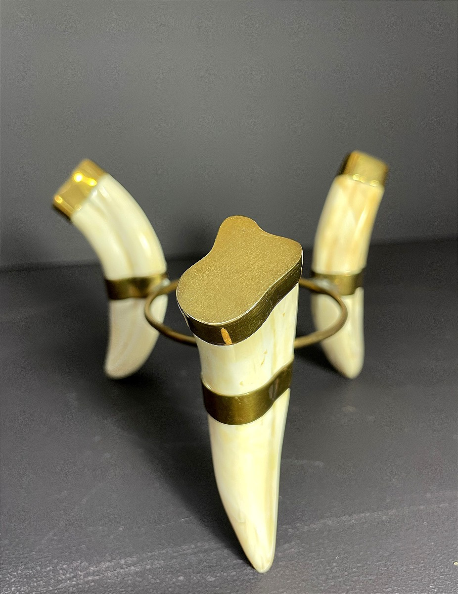 France, Oeuf d'autruche monté sur un pied tripode en corne et métal doré, 1970.-photo-2