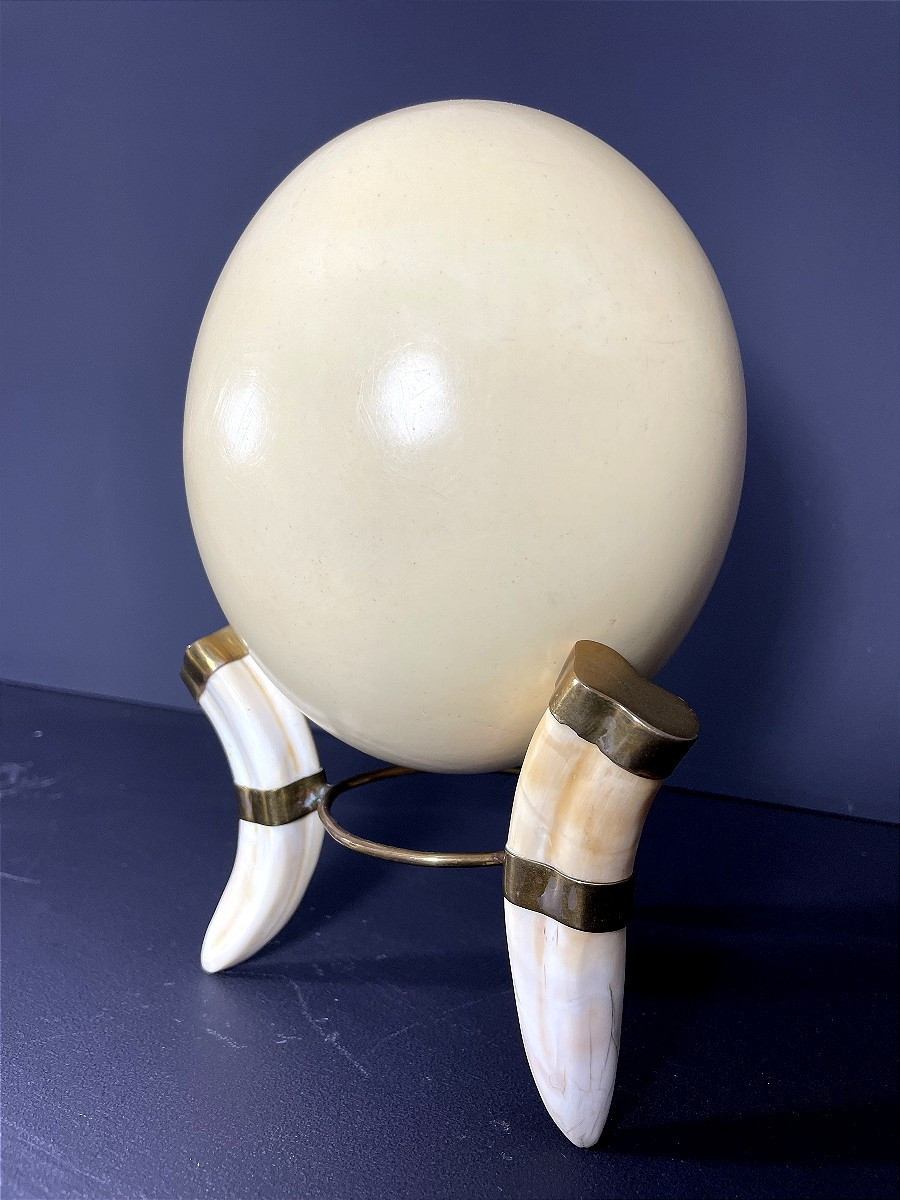 France, Oeuf d'autruche monté sur un pied tripode en corne et métal doré, 1970.-photo-3