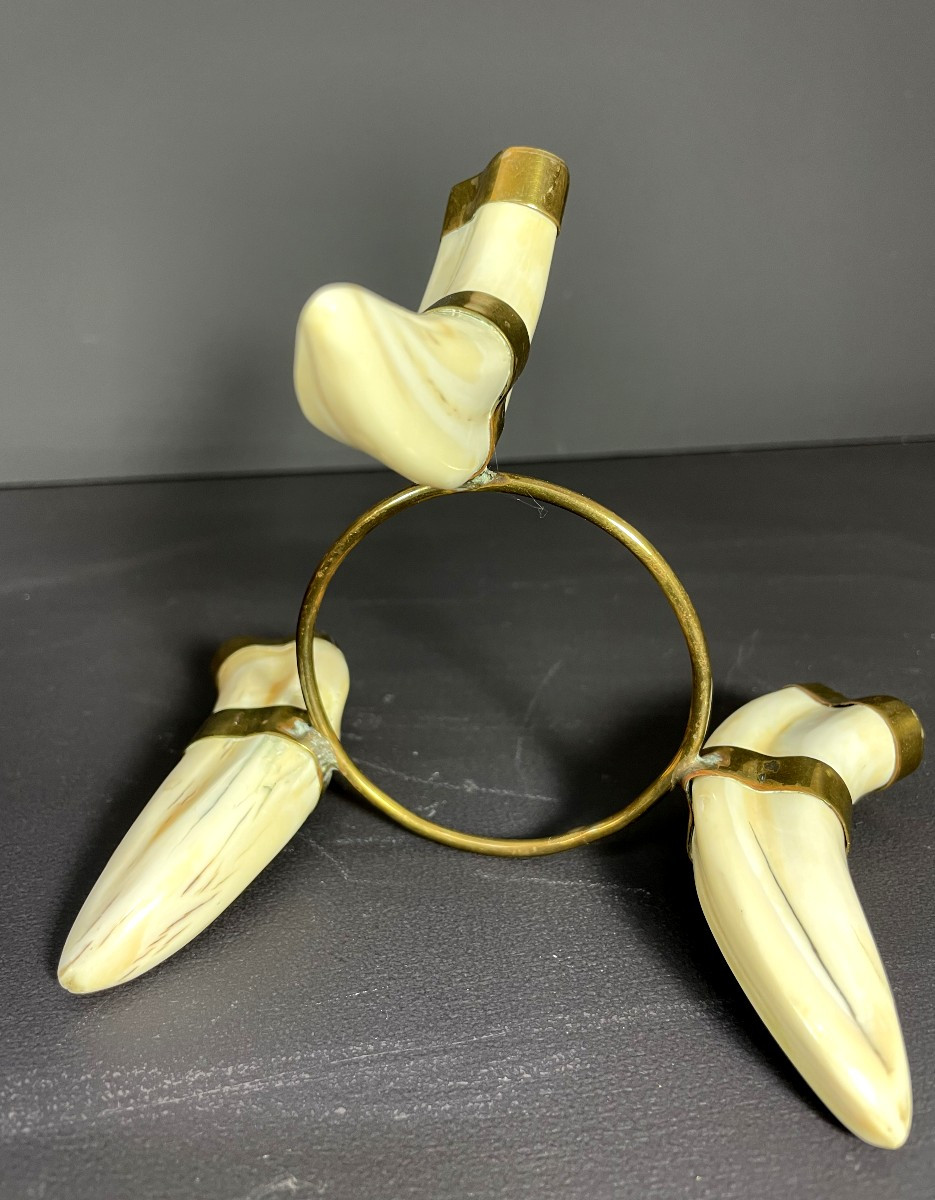 France, Oeuf d'autruche monté sur un pied tripode en corne et métal doré, 1970.-photo-5