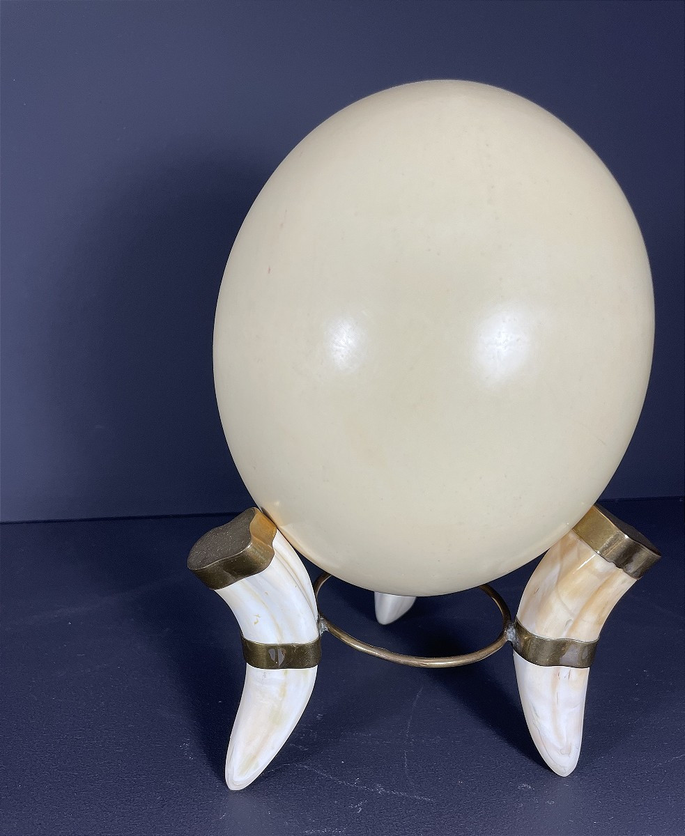 France, Oeuf d'autruche monté sur un pied tripode en corne et métal doré, 1970.-photo-6