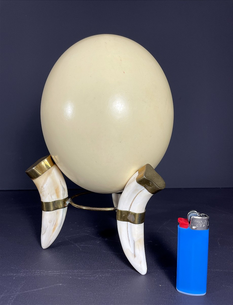 France, Oeuf d'autruche monté sur un pied tripode en corne et métal doré, 1970.-photo-7