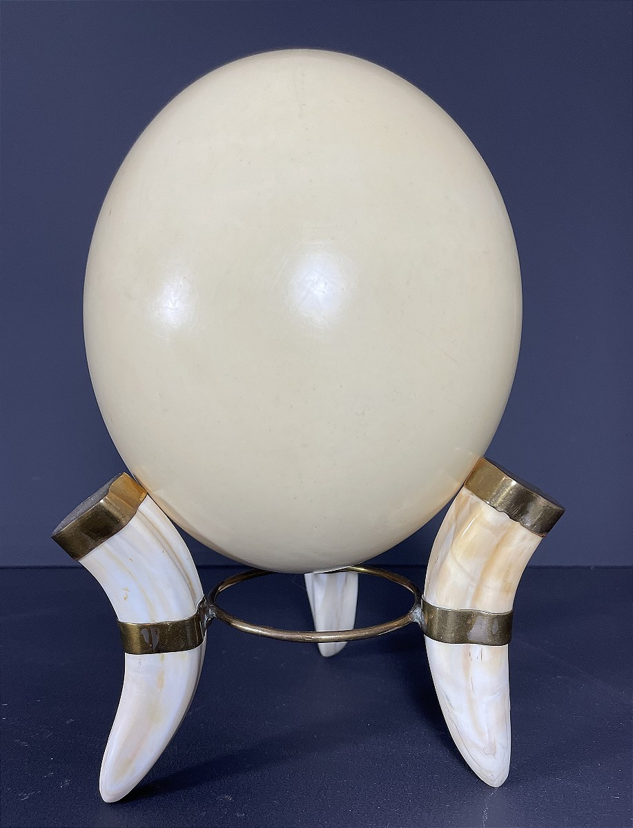 France, Oeuf d'autruche monté sur un pied tripode en corne et métal doré, 1970.