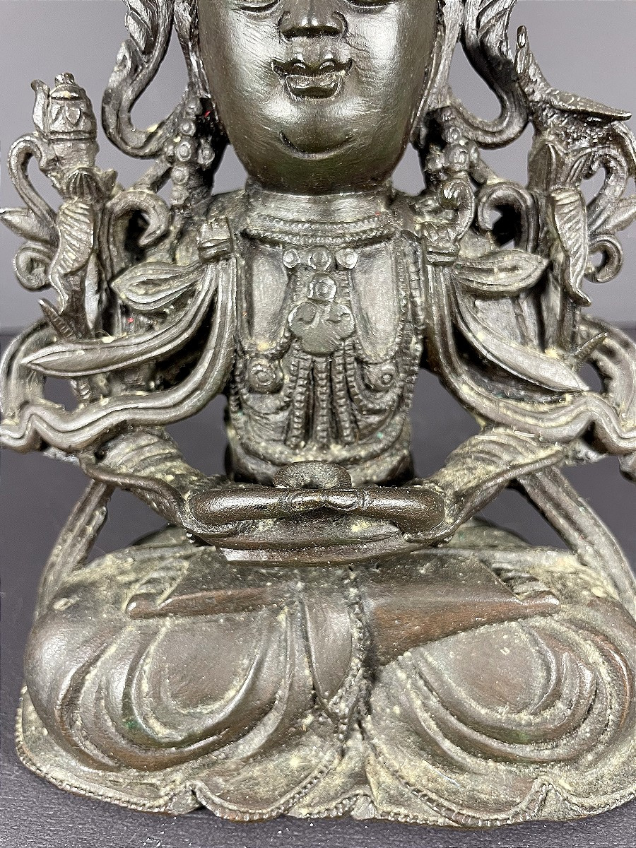 Chine, début du XXème siècle, Statuette en bronze à patine brune figurant Bouddha Amitabha.-photo-4