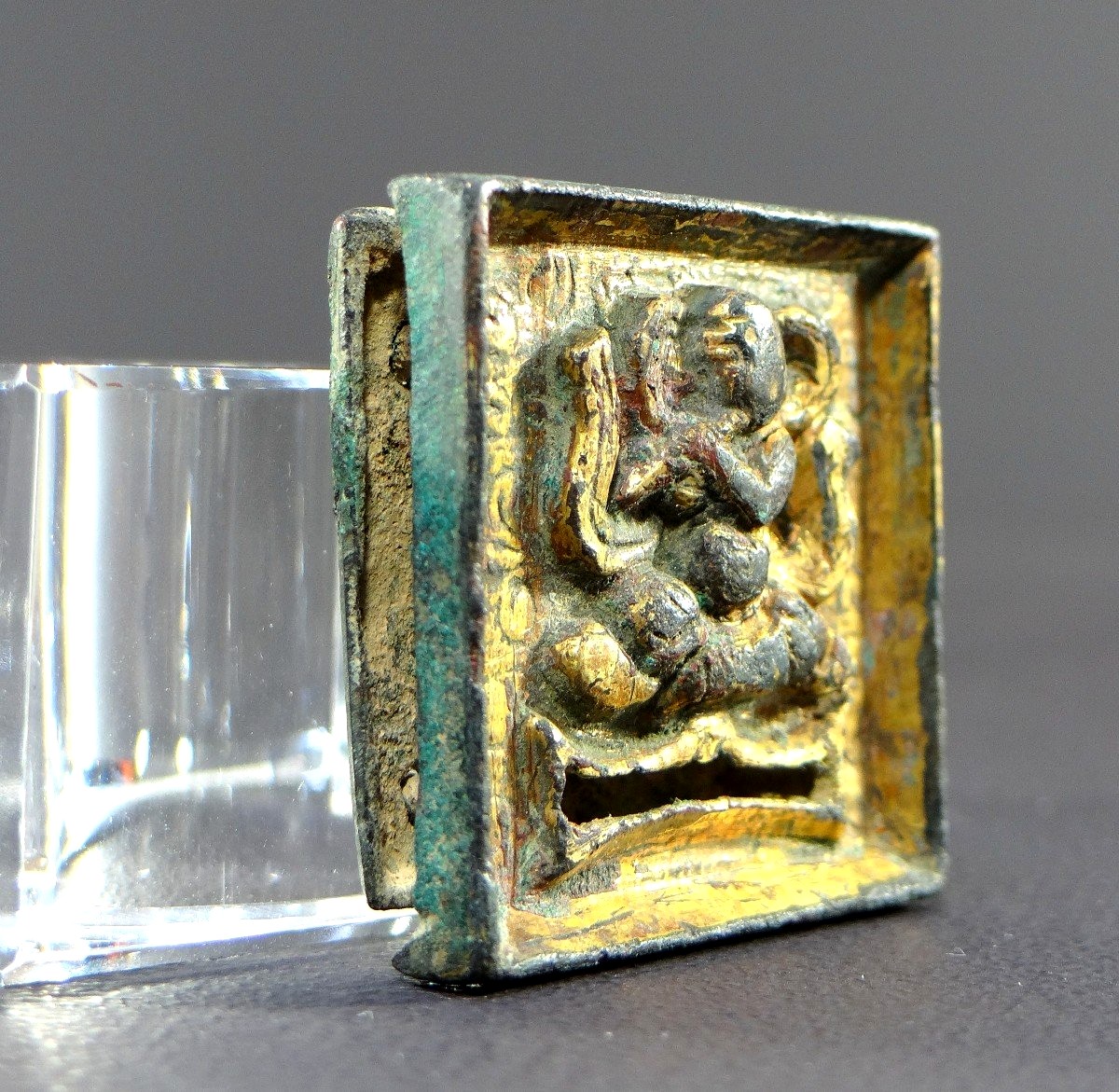 Chine Dynastie Tang (618-907), Plaque De Ceinture En Bronze Doré, Décorée d'Un Musicien.-photo-2